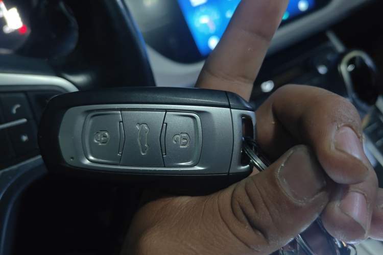 Used Geely Auto Emgrand X7 Sport 2018 1.8TD Automatic Two-Wheel Drive ZhiZun Model with 4G Connectivity Vehicle Key