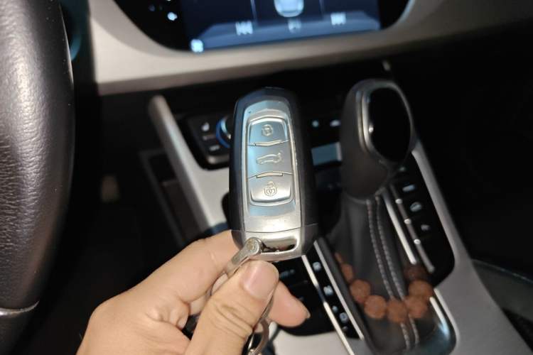 Used Geely Auto Emgrand X7 Sport 2018 Revised Version 1.8TD Automatic Two-Wheel Drive Smart Connectivity 4G-Enabled Edition Vehicle Key