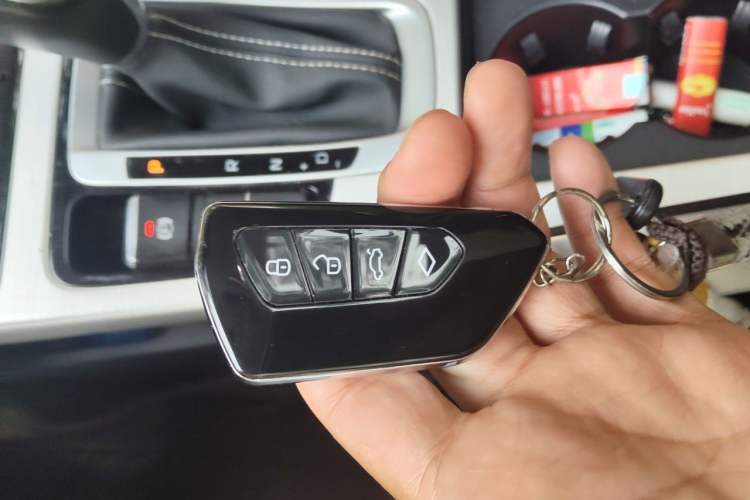 Used Geely Auto Emgrand X7 Sport 2018 Revised Version 1.8TD Automatic Two-Wheel Drive Smart Connectivity 4G-Enabled Edition Vehicle Key