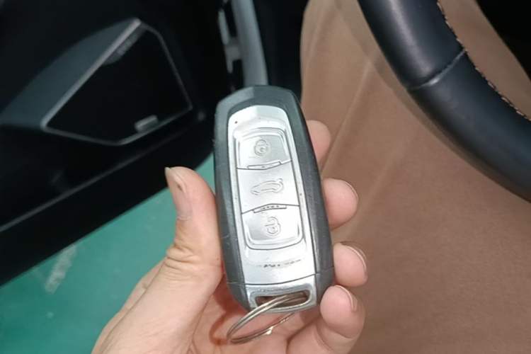 Used Geely Auto Emgrand X7 Sport 2018 1.8TD Automatic Two-Wheel Drive ZhiZun Model with 4G Connectivity Vehicle Key
