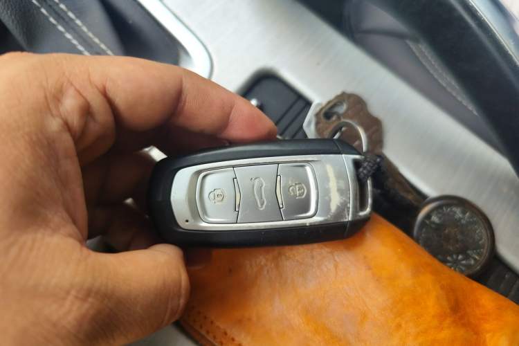 Used Geely Auto Emgrand X7 Sport 2018 1.8TD Automatic Two-Wheel Drive Smart Connect 4G Internet Edition Vehicle Key