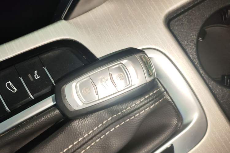 Used Geely Auto Emgrand X7 Sport 2018 1.8TD Automatic Two-Wheel Drive Smart Connect 4G Internet Edition Vehicle Key