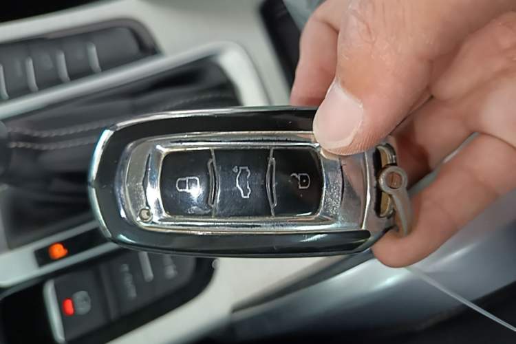 Used Geely Auto Emgrand X7 Sport 2018 Revised Version 1.8TD Automatic Two-Wheel Drive Smart Connectivity 4G-Enabled Edition Vehicle Key