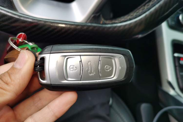 Used Geely Auto Emgrand X7 Sport 2018 1.8TD Automatic Two-Wheel Drive Smart Connect 4G Internet Edition Vehicle Key