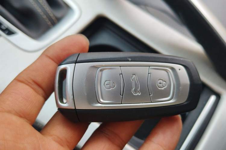 Used Geely Auto Emgrand X7 Sport 2018 1.8TD Automatic Two-Wheel Drive Smart 4G Connected Version Vehicle Key