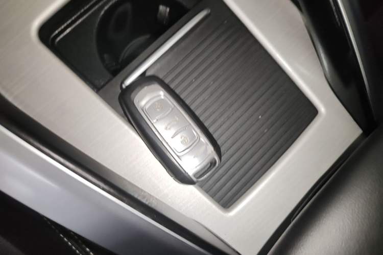 Used Geely Auto Emgrand X7 Sport 2018 1.8TD Automatic Two-Wheel Drive Smart Connect 4G Internet Edition Vehicle Key