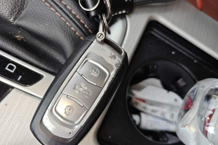 Used Geely Auto Emgrand X7 Sport 2018 1.8TD Automatic Two-Wheel Drive ZhiZun Model with 4G Connectivity Vehicle Key