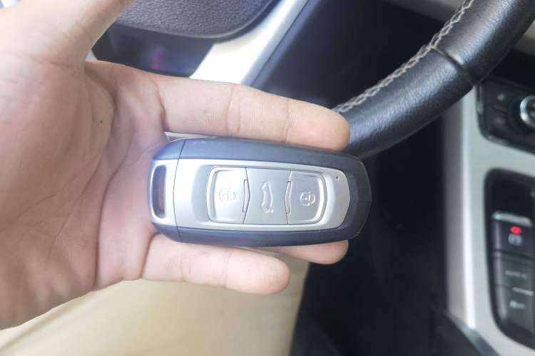 Used Geely Auto Emgrand X7 Sport 2018 1.8TD Automatic Two-Wheel Drive ZhiZun Model with 4G Connectivity Vehicle Key