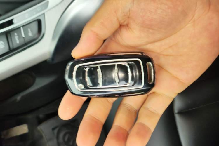 Used Geely Auto Emgrand X7 Sport 2018 1.8TD Automatic Two-Wheel Drive Smart Connect 4G Internet Edition Vehicle Key