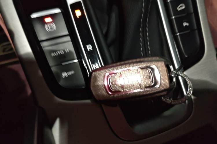 Used Geely Auto Emgrand X7 Sport 2018 1.8TD Automatic Two-Wheel Drive Smart 4G Connected Version Vehicle Key