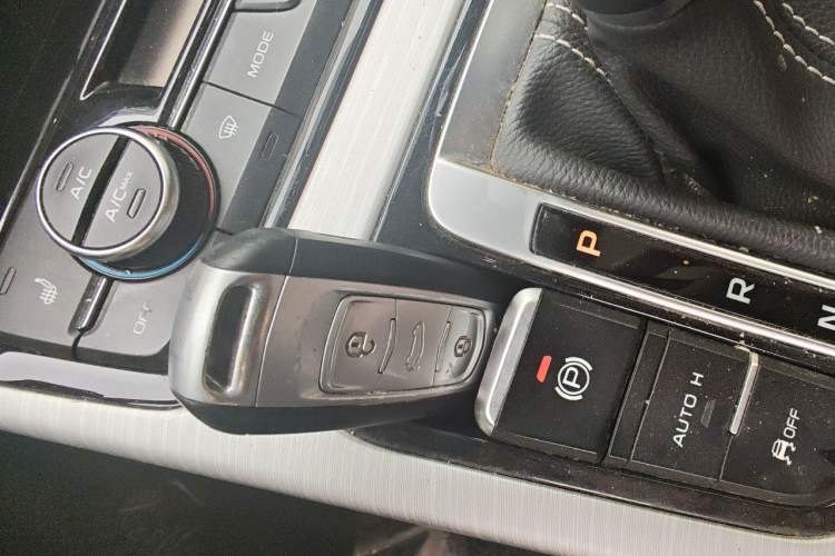 Used Geely Auto Emgrand X7 Sport 2018 1.8TD Automatic Two-Wheel Drive Smart Connect 4G Internet Edition Vehicle Key
