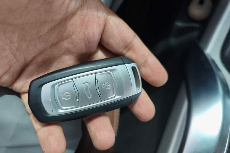 Used Geely Auto Emgrand X7 Sport 2018 1.8TD Automatic Two-Wheel Drive ZhiZun Model with 4G Connectivity Vehicle Key