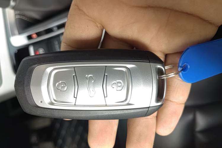 Used Geely Auto Emgrand X7 Sport 2018 1.8TD Automatic Two-Wheel Drive Smart 4G Connected Version Vehicle Key