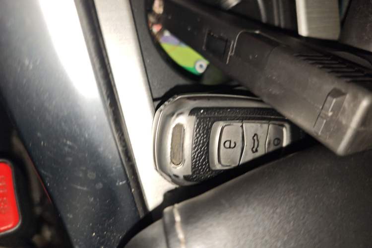 Used Geely Auto Emgrand X7 Sport 2018 1.8TD Automatic Two-Wheel Drive Smart 4G Connected Version Vehicle Key