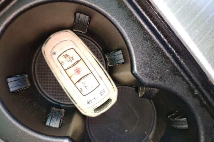 Used Geely Auto Emgrand X7 Sport 2018 1.8TD Automatic Two-Wheel Drive ZhiZun Model with 4G Connectivity Vehicle Key