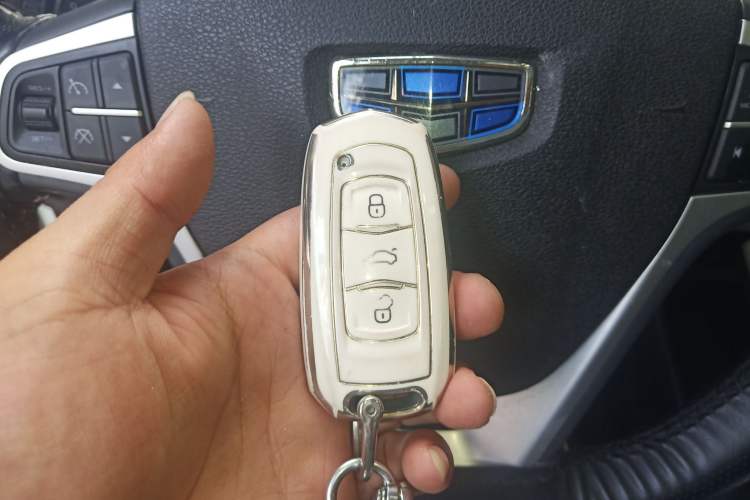 Used Geely Auto Emgrand X7 Sport 2018 1.8TD Automatic Two-Wheel Drive Smart Connect 4G Internet Edition Vehicle Key