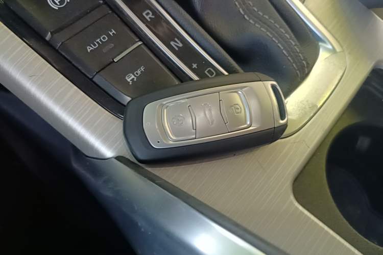 Used Geely Auto Emgrand X7 Sport 2018 1.8TD Automatic Two-Wheel Drive Smart 4G Connected Version Vehicle Key