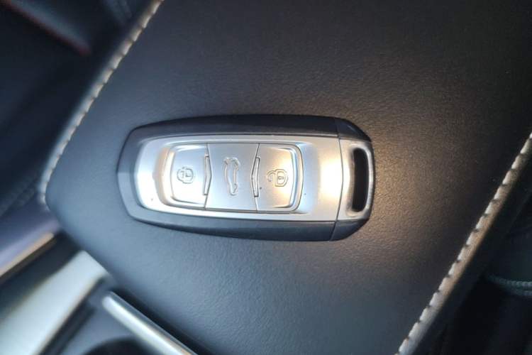 Used Geely Auto Emgrand X7 Sport 2018 1.8TD Automatic Two-Wheel Drive Smart Connect 4G Internet Edition Vehicle Key