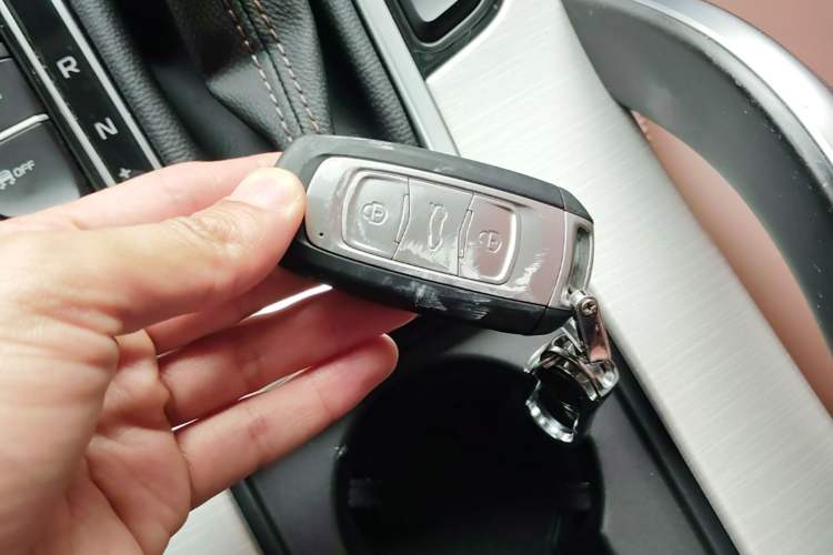 Used Geely Auto Emgrand X7 Sport 2018 1.8TD Automatic Two-Wheel Drive ZhiZun Model with 4G Connectivity Vehicle Key