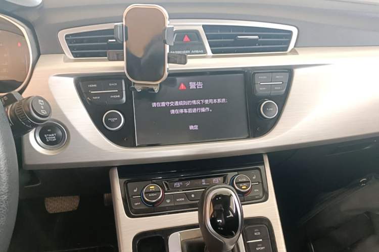 Used Geely Auto Emgrand X7 Sport 2018 1.8TD Automatic Two-Wheel Drive Smart Connect 4G Internet Edition Audio And AC Panel