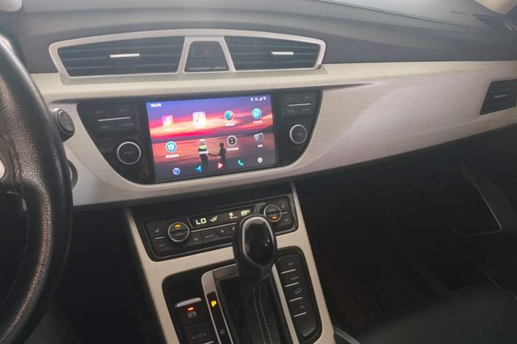 Used Geely Auto Emgrand X7 Sport 2018 1.8TD Automatic Two-Wheel Drive Smart Connect 4G Internet Edition Audio And AC Panel