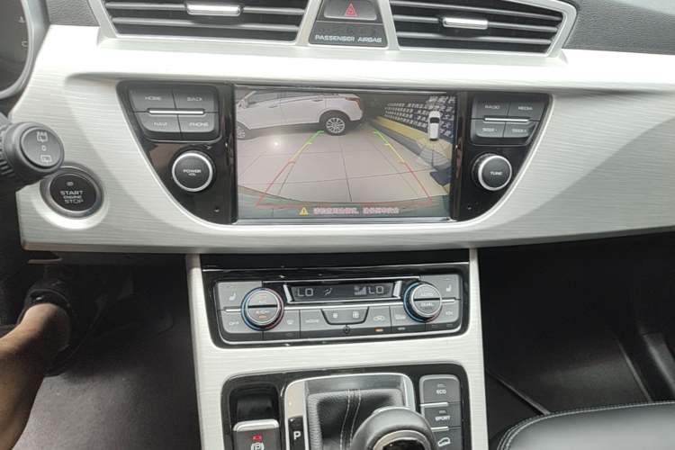 Used Geely Auto Emgrand X7 Sport 2018 1.8TD Automatic Two-Wheel Drive Smart Connect 4G Internet Edition Audio And AC Panel