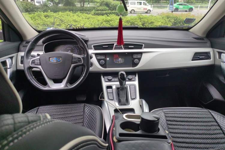 Used Geely Auto Emgrand X7 Sport 2018 1.8TD Automatic Two-Wheel Drive Smart Connect 4G Internet Edition Center Console