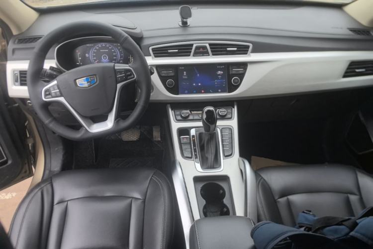 Used Geely Auto Emgrand X7 Sport 2018 1.8TD Automatic Two-Wheel Drive Smart Connect 4G Internet Edition Center Console