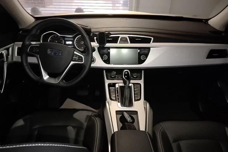 Used Geely Auto Emgrand X7 Sport 2018 1.8TD Automatic Two-Wheel Drive Zhiya Model Center Console