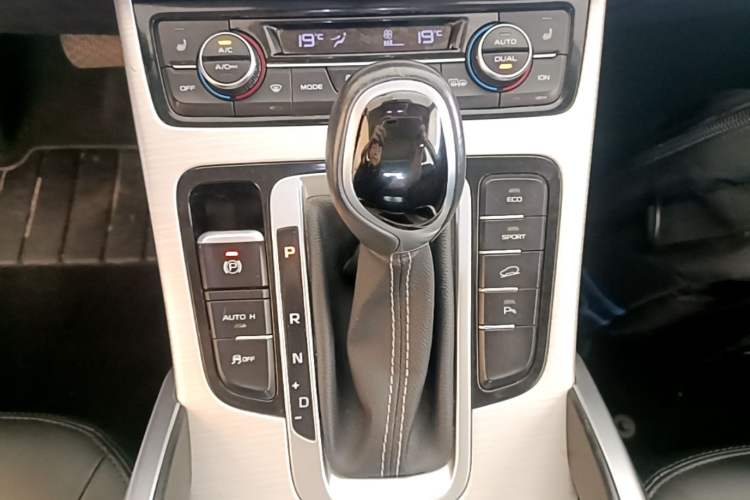 Used Geely Auto Emgrand X7 Sport 2018 1.8TD Automatic Two-Wheel Drive Smart Connect 4G Internet Edition Gear Lever