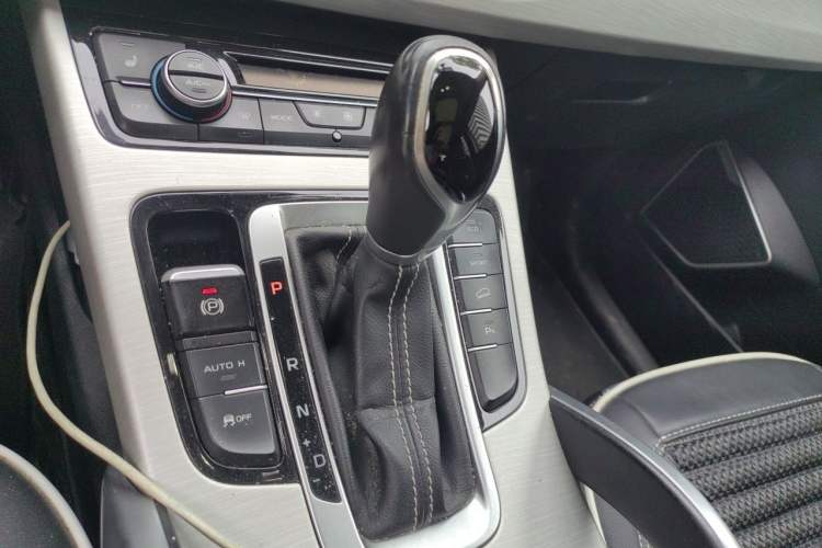 Used Geely Auto Emgrand X7 Sport 2018 1.8TD Automatic Two-Wheel Drive Smart Connect 4G Internet Edition Gear Lever