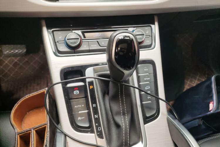 Used Geely Auto Emgrand X7 Sport 2018 1.8TD Automatic Two-Wheel Drive Smart Connect 4G Internet Edition Gear Lever