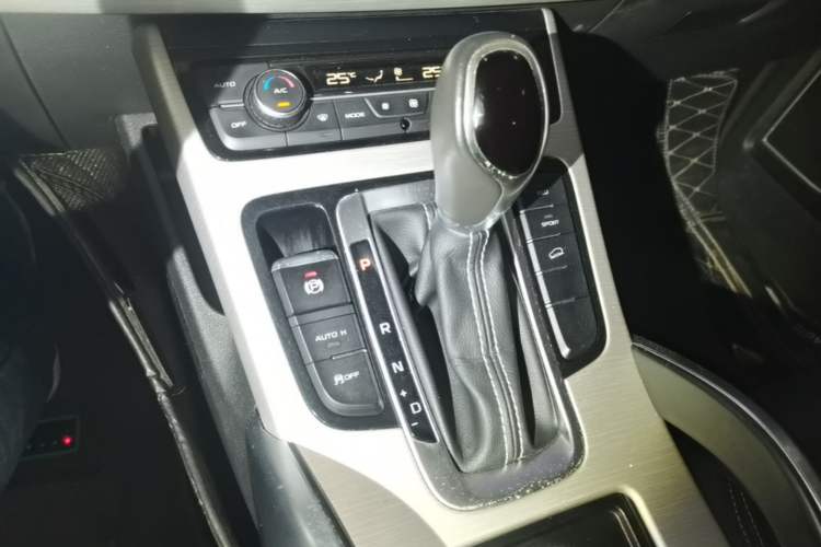 Used Geely Auto Emgrand X7 Sport 2018 1.8TD Automatic Two-Wheel Drive Zhiya Model Gear Lever