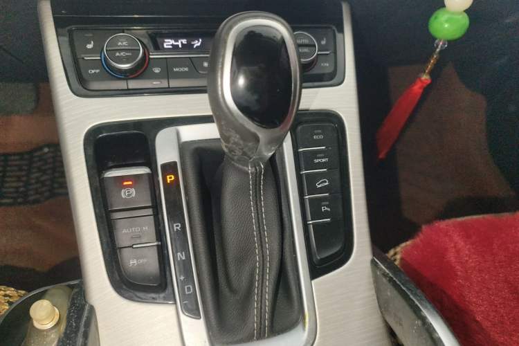 Used Geely Auto Emgrand X7 Sport 2018 1.8TD Automatic Two-Wheel Drive Smart 4G Connected Version Gear Lever