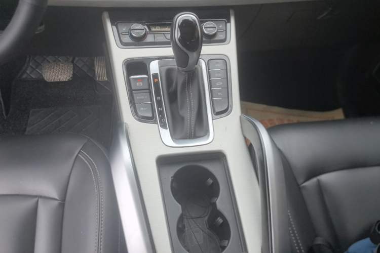 Used Geely Auto Emgrand X7 Sport 2018 1.8TD Automatic Two-Wheel Drive Smart Connect 4G Internet Edition Gear Lever