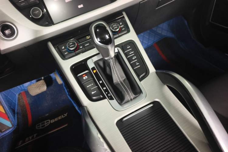 Used Geely Auto Emgrand X7 Sport 2018 1.8TD Automatic Two-Wheel Drive Smart Connect 4G Internet Edition Gear Lever
