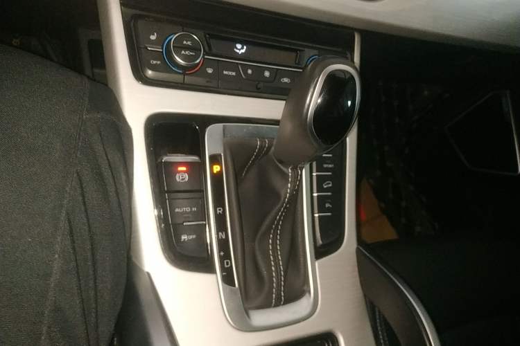 Used Geely Auto Emgrand X7 Sport 2018 1.8TD Automatic Two-Wheel Drive Smart Connect 4G Internet Edition Gear Lever