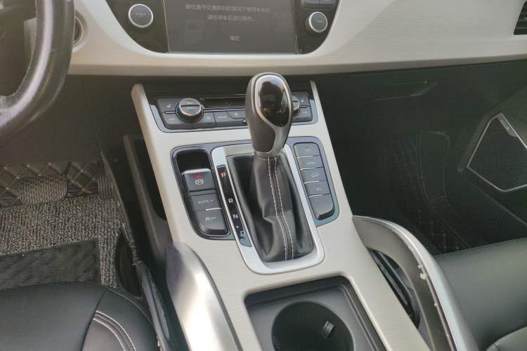 Used Geely Auto Emgrand X7 Sport 2018 1.8TD Automatic Two-Wheel Drive Smart Connect 4G Internet Edition Gear Lever