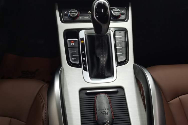 Used Geely Auto Emgrand X7 Sport 2018 1.8TD Automatic All-Wheel-Drive ZhiZun Model with 4G Connectivity Gear Lever