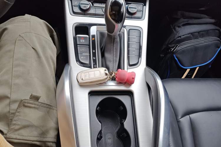 Used Geely Auto Emgrand X7 Sport 2018 1.8TD Automatic Two-Wheel Drive Smart 4G Connected Version Gear Lever