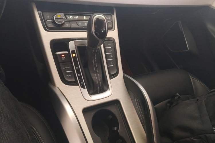 Used Geely Auto Emgrand X7 Sport 2018 1.8TD Automatic Two-Wheel Drive Smart Connect 4G Internet Edition Gear Lever