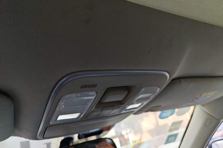 Used Geely Auto Emgrand X7 Sport 2018 1.8TD Automatic Two-Wheel Drive Smart Connect 4G Internet Edition Headliner