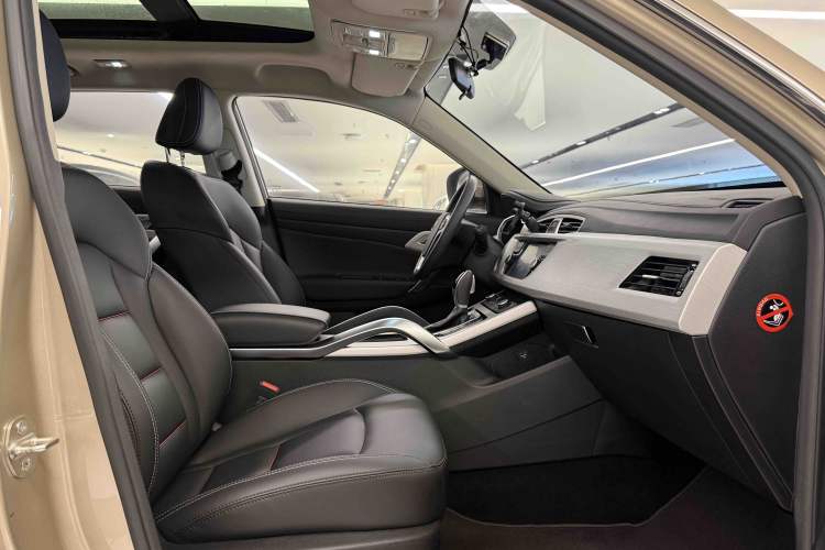 Used Geely Auto Emgrand X7 Sport 2018 1.8TD Automatic Two-Wheel Drive Zhiya Model Interior 9
