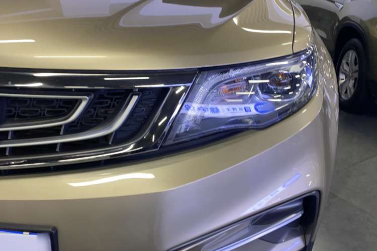 Used Geely Auto Emgrand X7 Sport 2018 1.8TD Automatic Two-Wheel Drive Smart Connect 4G Internet Edition Left Front Headlight