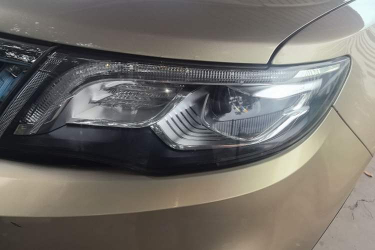 Used Geely Auto Emgrand X7 Sport 2018 1.8TD Automatic Two-Wheel Drive Smart 4G Connected Version Left Front Headlight