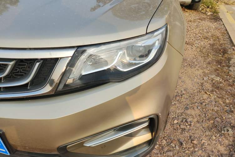 Used Geely Auto Emgrand X7 Sport 2018 1.8TD Automatic Two-Wheel Drive Smart Connect 4G Internet Edition Left Front Headlight