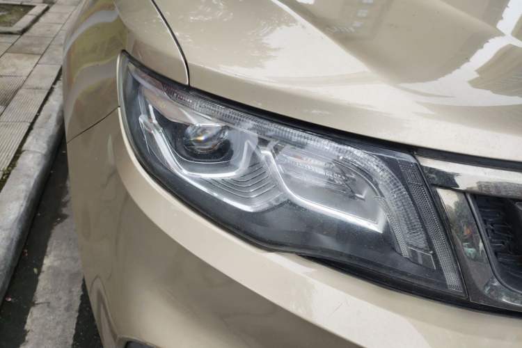 Used Geely Auto Emgrand X7 Sport 2018 1.8TD Automatic Two-Wheel Drive Smart Connect 4G Internet Edition Right Front Headlight