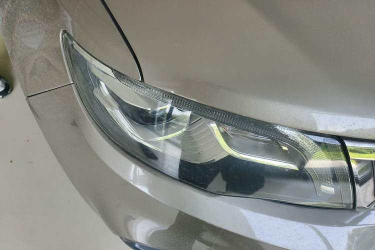 Used Geely Auto Emgrand X7 Sport 2018 1.8TD Automatic Two-Wheel Drive Smart 4G Connected Version Right Front Headlight