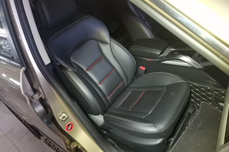 Used Geely Auto Emgrand X7 Sport 2018 1.8TD Automatic Two-Wheel Drive Zhiya Model Right Front Seat