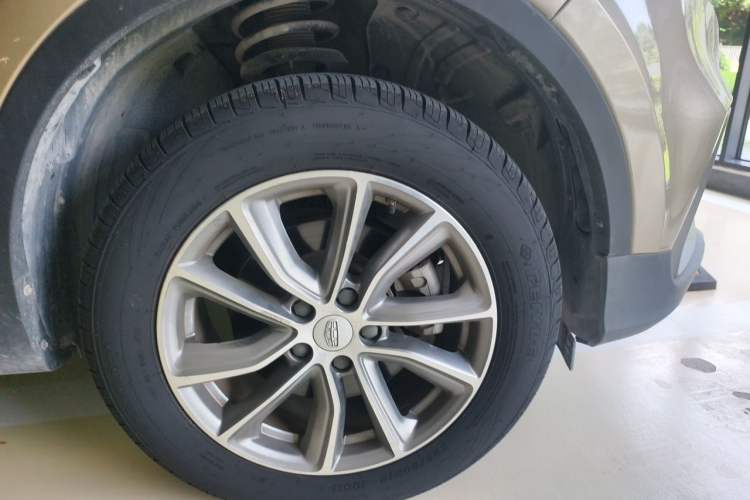 Used Geely Auto Emgrand X7 Sport 2018 1.8TD Automatic Two-Wheel Drive Smart 4G Connected Version Right Front Wheel Hub